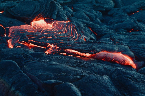 Ученые изучили состав вулканических пород на Камчатке с целью выявления закономерности образования платиновых месторождений
 В лаве камчатских вулканов нашли немало платины | Новости | Znanium.com